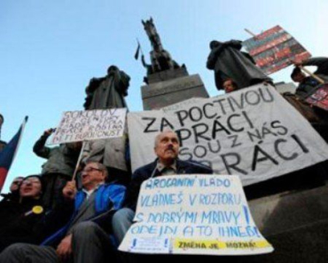 Тысячам людей в Чехии стало стыдно за своего президента