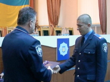 Начальник закарпатской милиции генерал-майор Виктор Русин вручал офицерам погоны
