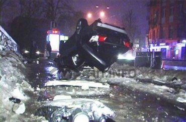 В столице Lexus атаковал бетонный столб и улегся на крышу