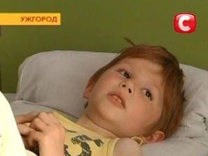 В Ужгороде 6-летний малыш выпал из окна 9-этажки и чудом остался жив