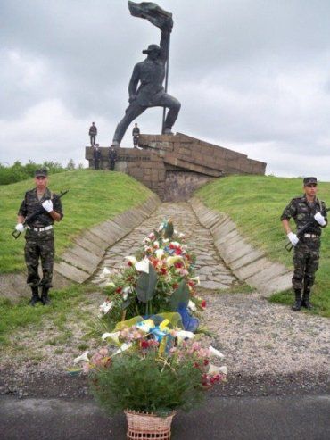 В Ужгороде возложили цветы к памятнику "Украина-освободителям"