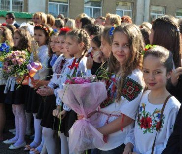 Вышиванку в ужгородских школах одели как альтернативный вариант школьной формы