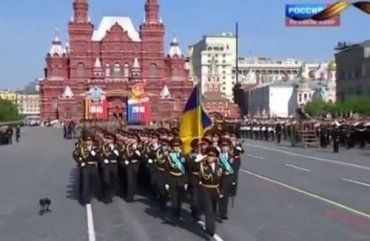 Офицеры с украинским флагом в Москве идут под песню ультрас
