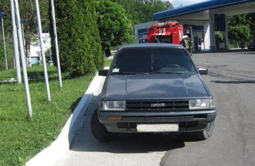 В Ужгороде работник АЗС обнаружил подозрительное авто