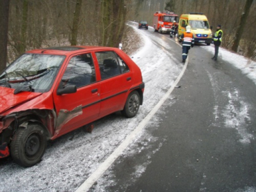 В Чехии Mazda и Peugeot не разъехались на скользкой дороге