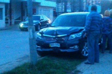 ДТП в Ужгороде: пьяница на «Тойота» задел столб на тротуаре