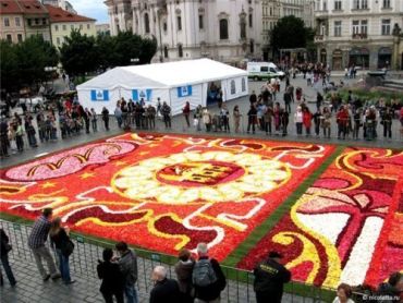 Староместскую площадь в Праге украсил цветочный ковер