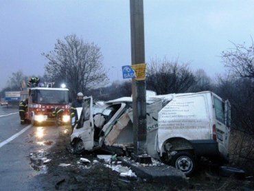 В Чехии микроавтобус разлетелся от удара о столб