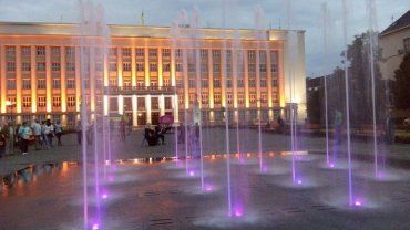 Сегодня около сотни жителей Ужгорода собрались, чтобы увидеть запуск фонтана