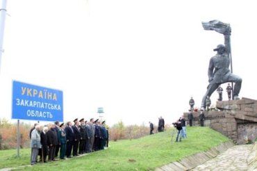В Ужгороде к памятнику освободителю возложили цветы