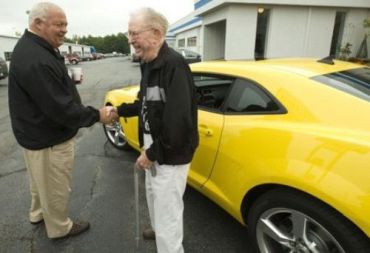 101-летний американец купил новый суперкар Chevrolet Camaro SS