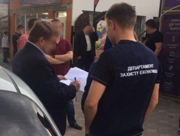 У Хмельницькій області затримали начальника земельного відділу на хабарі