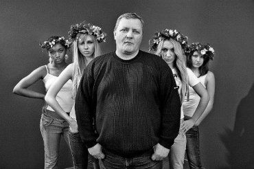 Игорь Гнат и активистки движения FEMEN