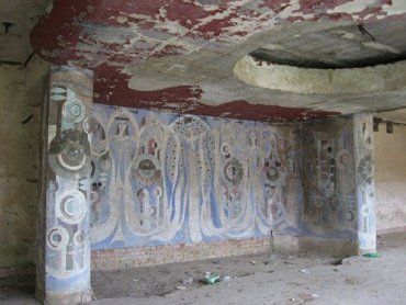 Стены украшены сюжетными мозаиками в народном стиле