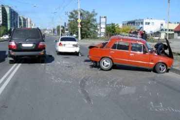 В Сумах столкнулись три авто: Toyota Cruiser, ВАЗ и Mitsubishi