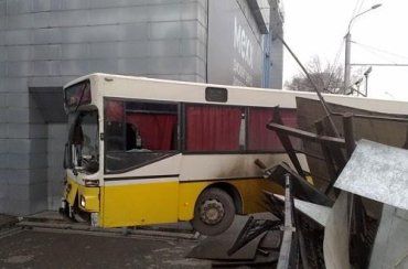 В Казахстане "бешеный" автобус сорвался с ручника и протаранил все на своем пути