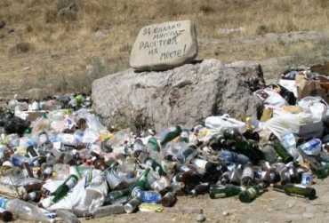 В Карпатах многие туристы оставили после себя кучи мусора