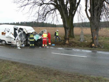 В Чехии микроавтобус расплющился об деревья, водитель выжил