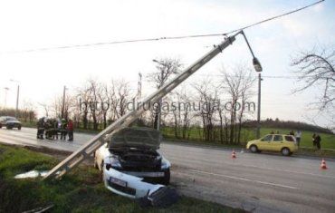 Около Секешфехервар Nissan 350Z врезался в фонарный столб