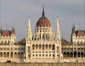 В Венгрии прошли многотысячные акции протеста против принятия новой конституции