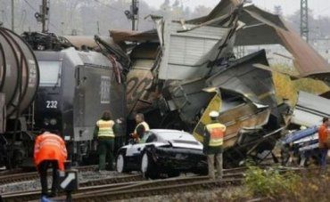 В Германии разбился поезд, перевозивший 106 машин Porsche