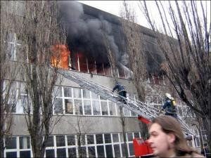 В Ужгороде МЧСникам удалось потушить пожар на обувной фабрики