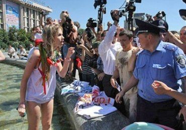 "Беркут" арестовал девушек за купание в фонтане на Майдане