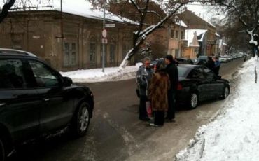 Из-за простой аварии в Ужгороде стоит вся улица Собранецкая
