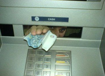 В Ужгороде с банковской зарплатной карточки сняли кучу денег