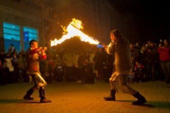 В Ужгороде устроили средневековые танцы, бои на шпагах и огненное шоу