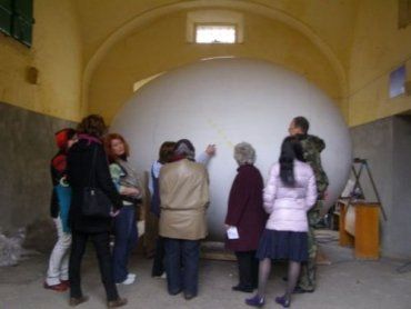 В Ужгорода мастера разрисовывают гигантское пасхальное яйцо