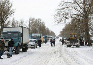 Спасатели Закарпатья уже оказали помощь 38 тяжеловесным грузовикам