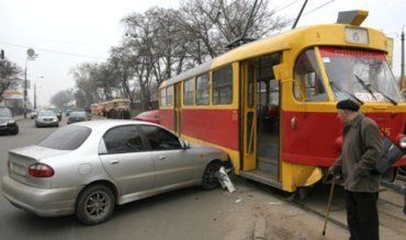 Киев. Daewoo Lanos въехало в трамвай, образовалась пробка
