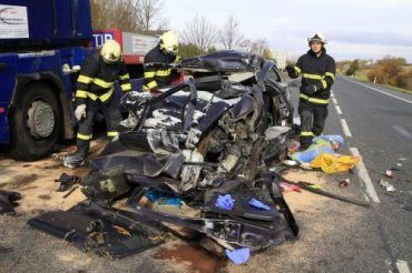 В Чехии Volkswagen Golf попал под колеса камиона, 5 трупов