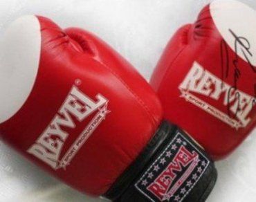 Боксерские перчатки с подписью Кличко достались Роману Ильницкому из Мукачево