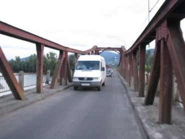 Закарпатец погиб на работе при покраске моста через реку Тиса