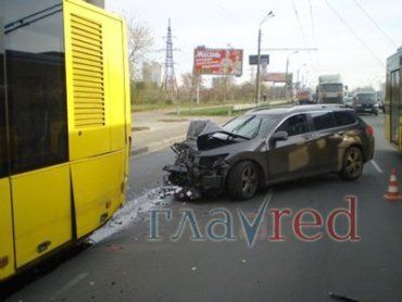 У Києві зіткнулися автомобіль Honda Accord і тролейбус.