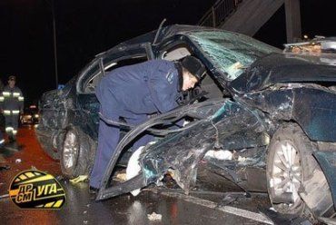 Последствия лобового столкновения автомобилей в Киеве.