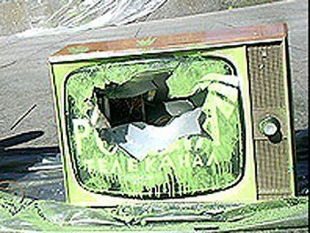 Львовяне молотками разбили телевизор в знак протеста против упадка заведений культуры.