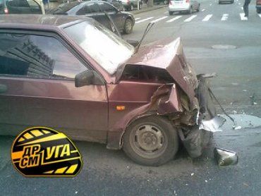 Последствия столкновения ВАЗ-2108 и Toyota Land Cruiser Prado.