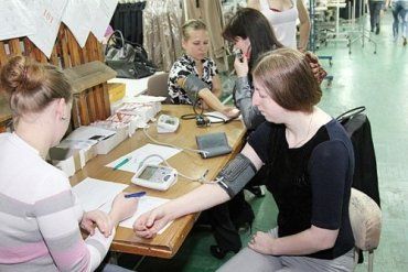 В Ужгороде работникам швейной фабрики перемеряли давление