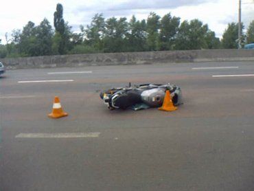 В Киеве мотоцикл сражался с фурой