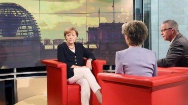 Ангела Меркель уверена, что искать решение нужно с помощью диалога