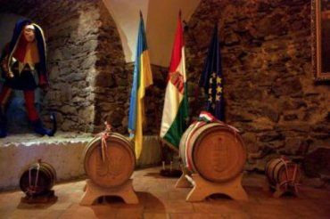 В Ужгородском замке делили три бочки токайского вина