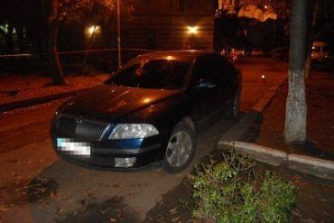 В Ужгороде неизвестный прикрепил к чужому авто подозрительный предмет
