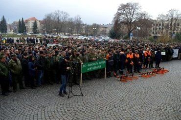 Перед зданием облгосадминистрации собрались более 3 тыс лесоводов Закарпатья