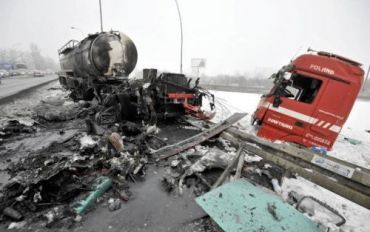 В Польше автобус с людьми врезался в цистерну и сгорел до тла