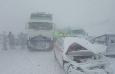 На дорогах Словакии из-за снегопада столкнулись десятки авто