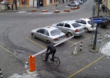 В Мукачево невнимательный велосипедист снес шлагбаум