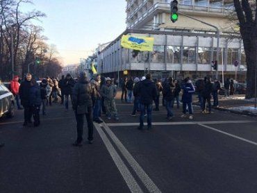 "Пересечники" перекрыли улицу Грушевского в Киеве
